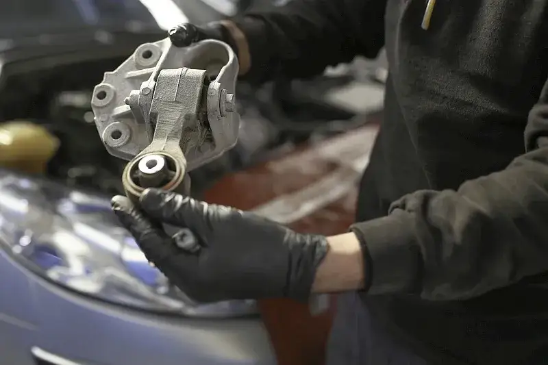 Ile trwa wymiana poduszki silnika? Sprawdź czynniki wpływające na czas