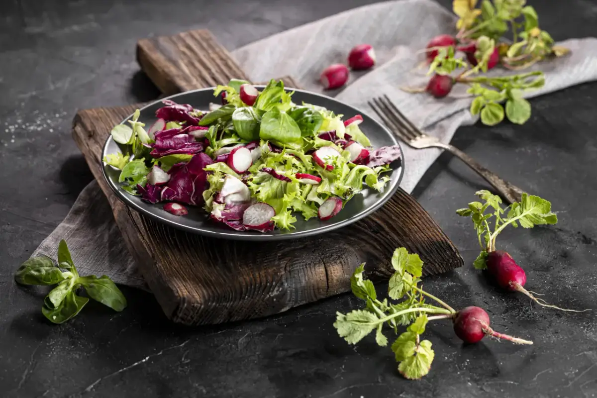 Jaką surówkę do zrazów wybrać, aby zachwycić gości?