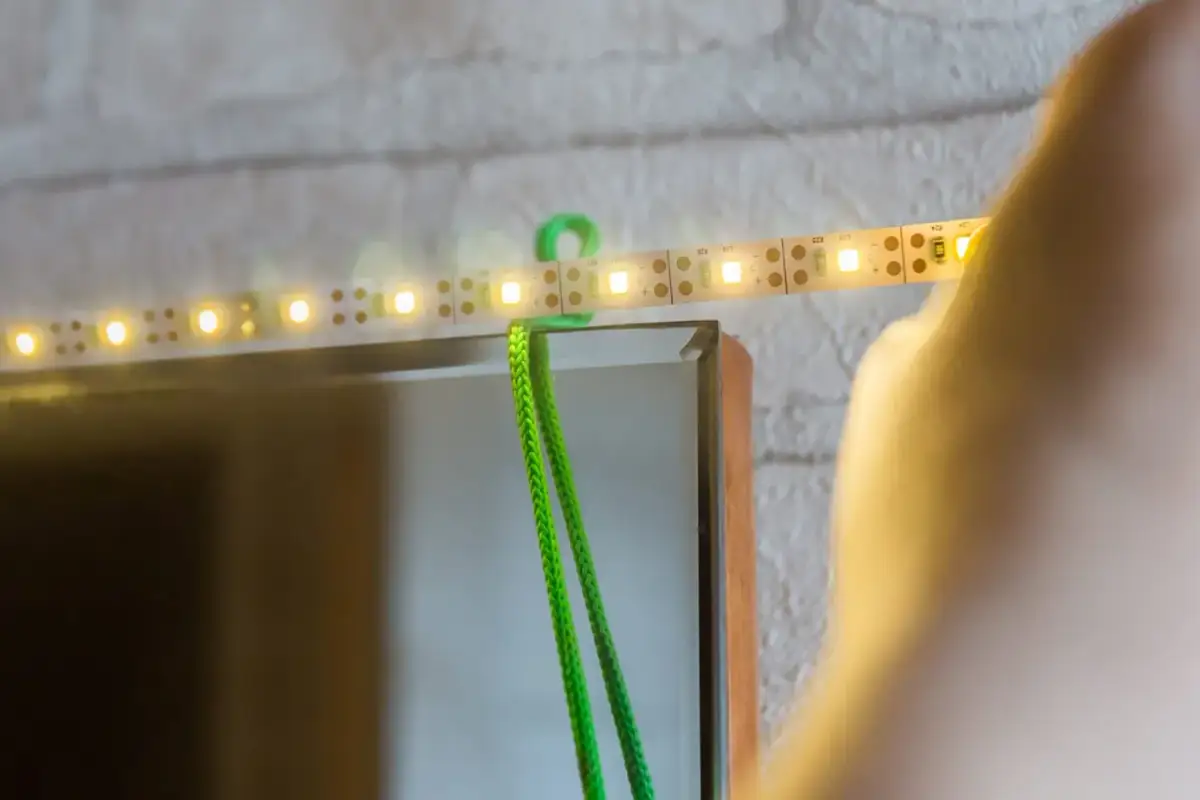 Stwórz lustro LED: Poradnik DIY, który odmieni Twoje wnętrze