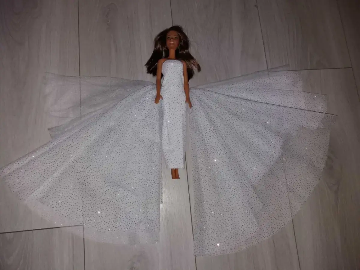 Uszyj suknię ślubną dla Barbie: Od pomysłu do kreacji!