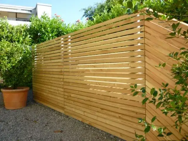 Tanie ogrodzenie DIY: siatka, drewno, panele zbuduj sam i oszczędź!