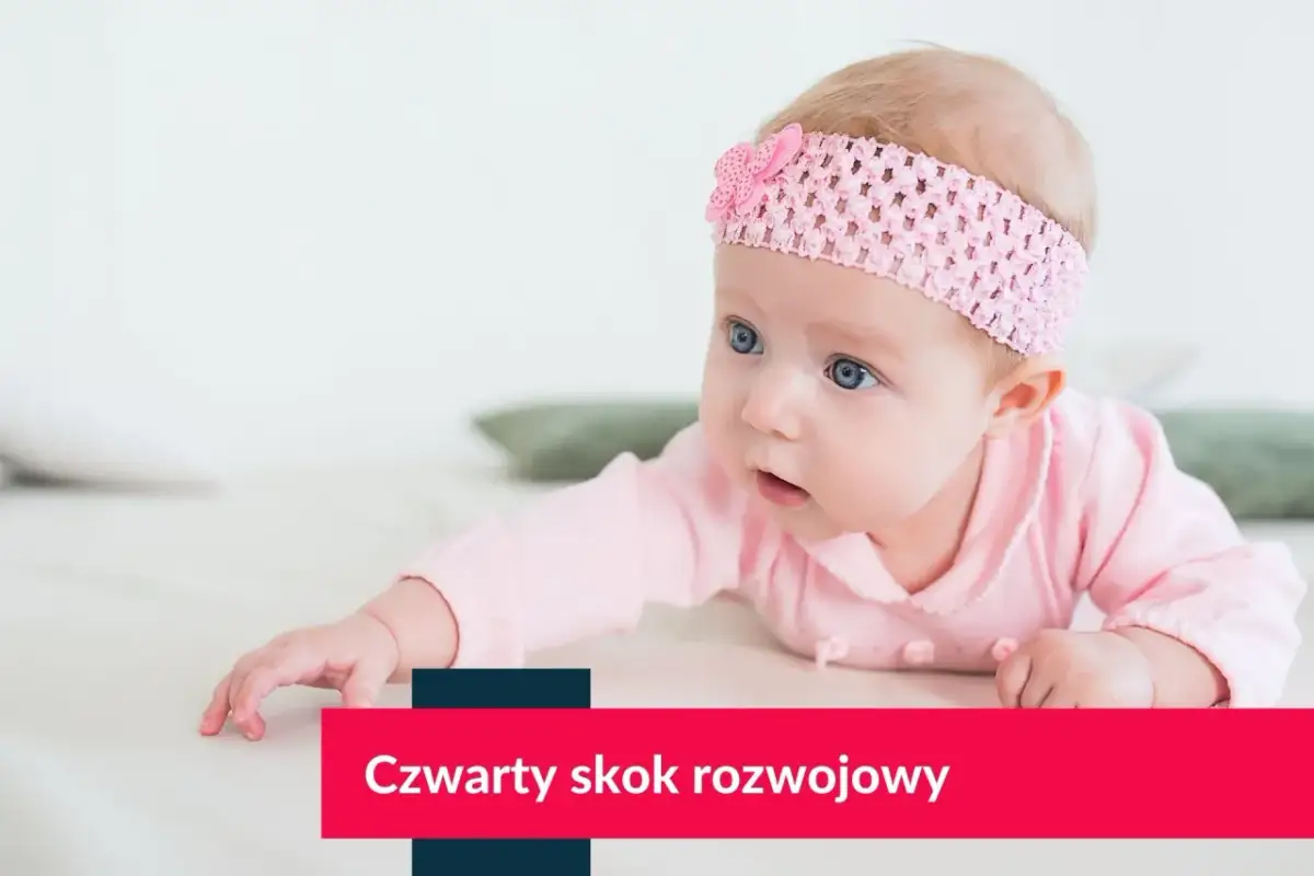 Niemowlę w różowej opasce na głowie leży na brzuchu, patrząc w bok.