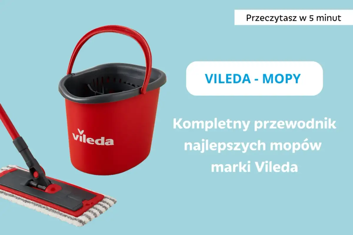 Czerwone wiadro i mop płaski marki Vileda na jasnoniebieskim tle.