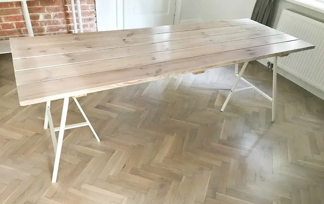 Stół ze starych desek: Poradnik DIY krok po kroku