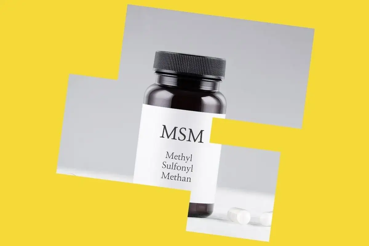 Butelka z suplementem MSM, czyli metylosulfonylometanem, popularnym źródłem siarki. Dwie kapsułki leżą obok.