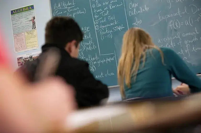 Nauczyciel narusza dobro dziecka? Prawa, dowody, interwencja!