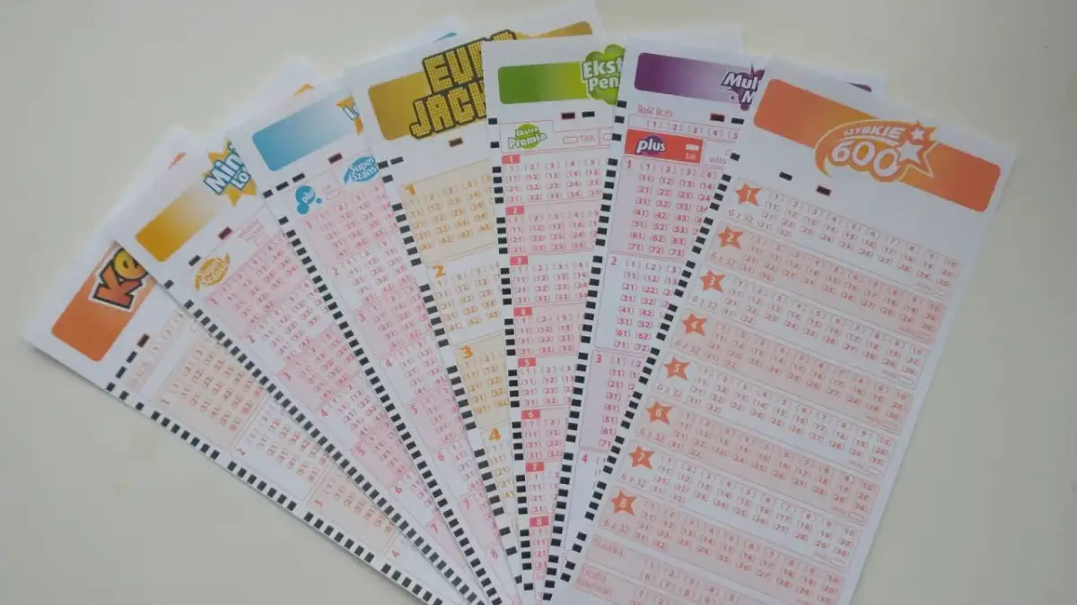 Kupony loterii Eurojackpot i innych gier losowych z zaznaczonymi liczbami.