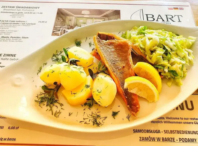 Gdzie zjeść w Mikołajkach? Najlepsze ryby, smaki Mazur i widoki