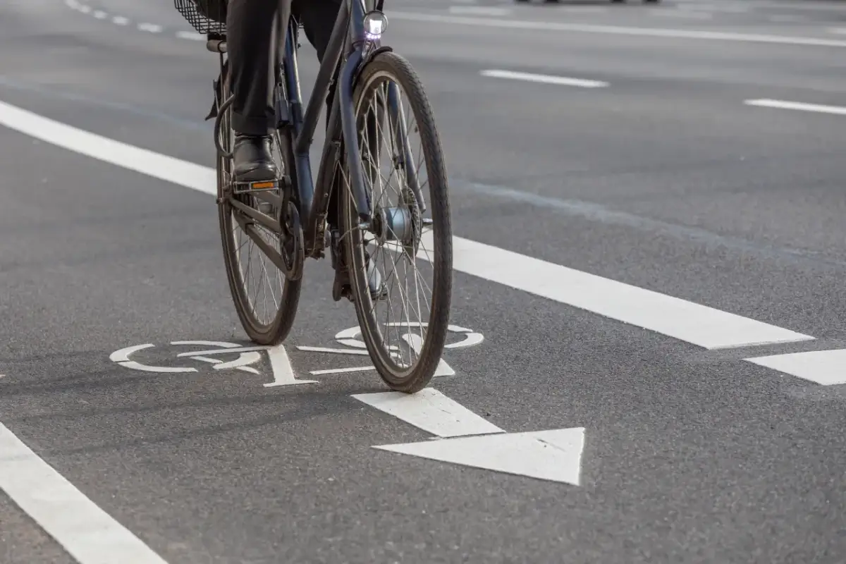 Rowerem po chodniku bez karty? Wiek, przepisy i 3 kluczowe wyjątki