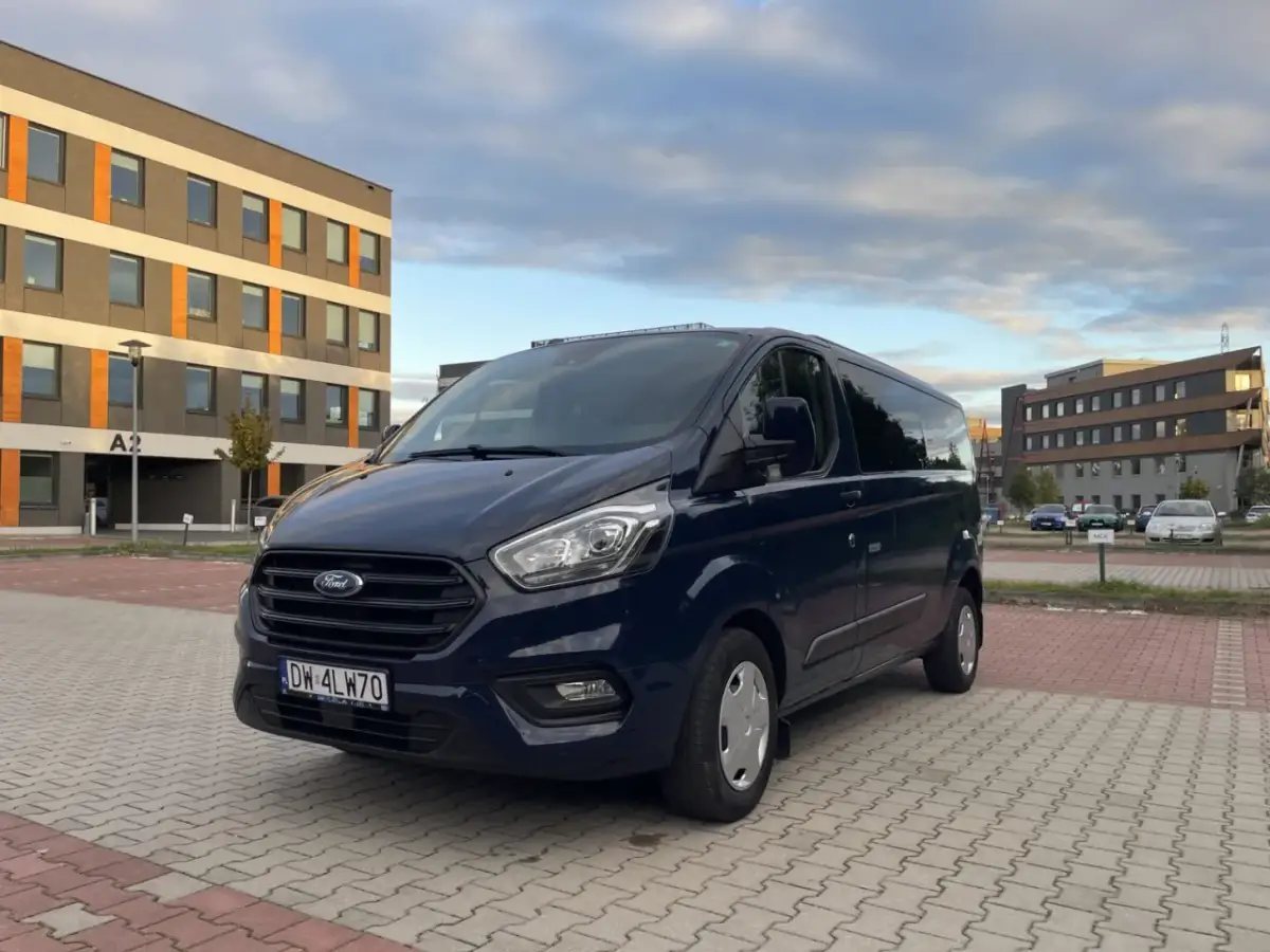 Ile kosztuje wynajem busa? Sprawdź ceny i ukryte koszty