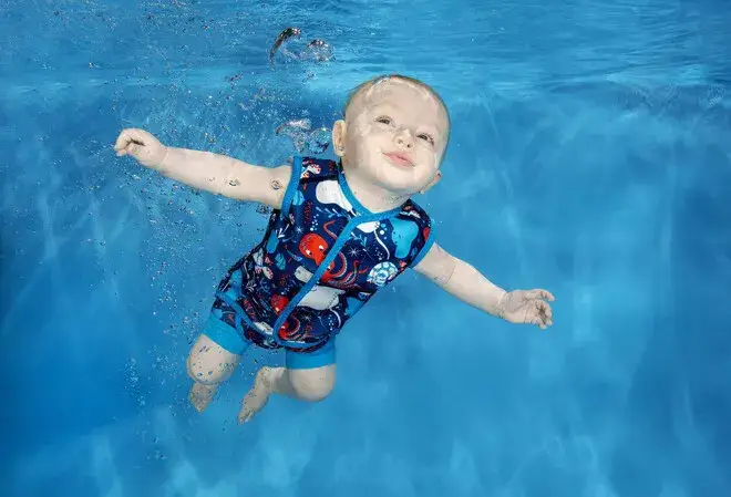 Strój kąpielowy dla niemowląt: Jaki wybrać? Poradnik UV i pianki