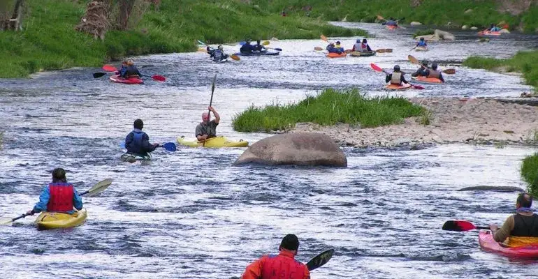 Spływ kajakowy Bobrem: Trasy, koszty i porady Twój przewodnik