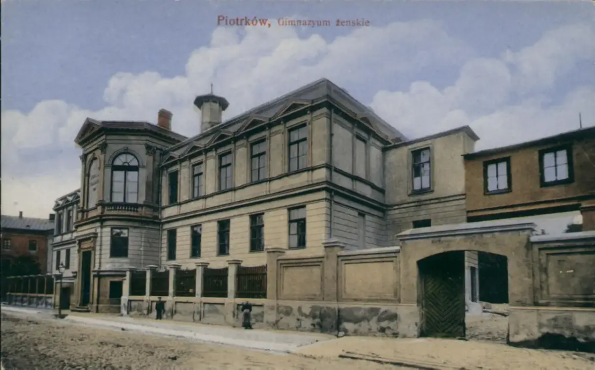 Piotrków, Gimnazjum żeńskie. Budynek z wieżyczką i ozdobnym portalem, przypomina czasy, kiedy zaczęło się gimnazjum w Polsce.