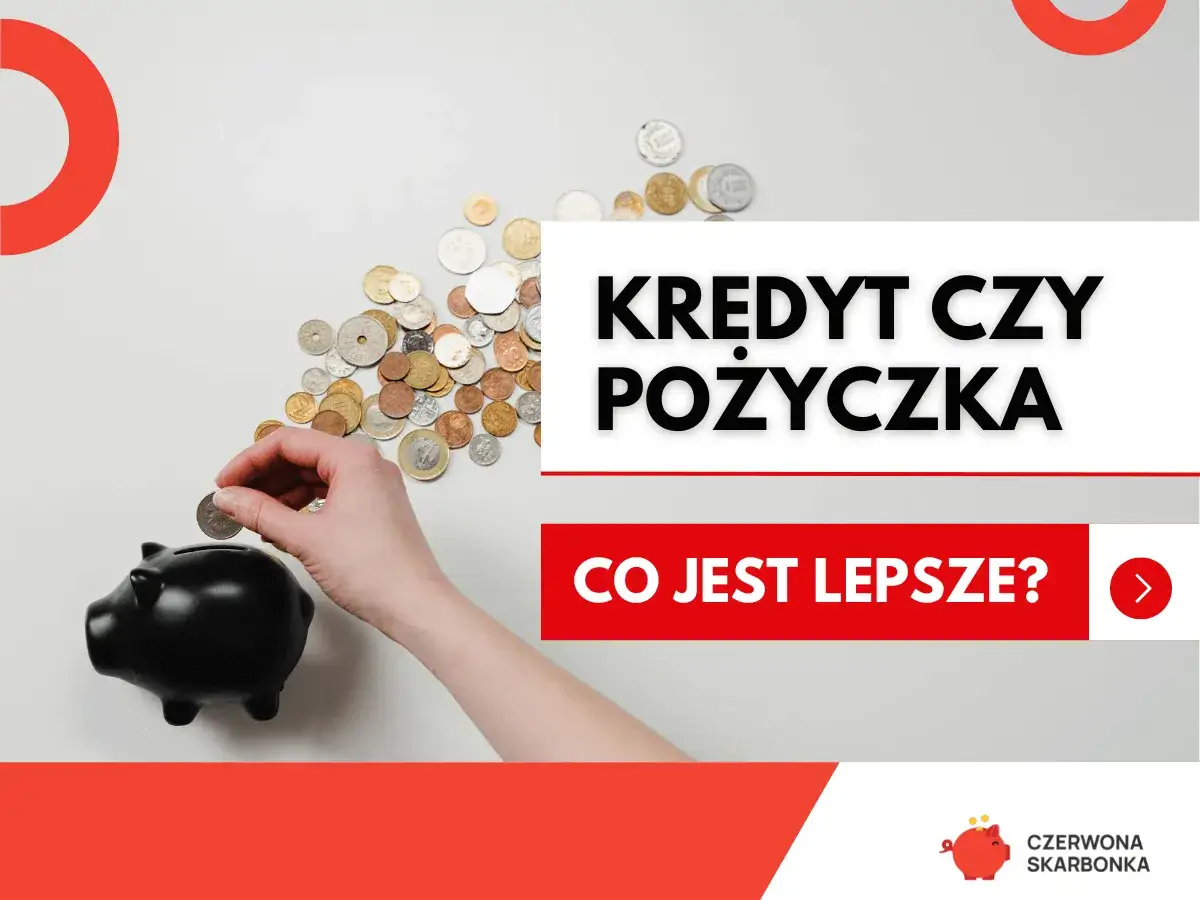 Ręka wrzuca monetę do świnki skarbonki. Obok rozsypane monety i napis "Kredyt czy pożyczka? Co jest lepsze?".