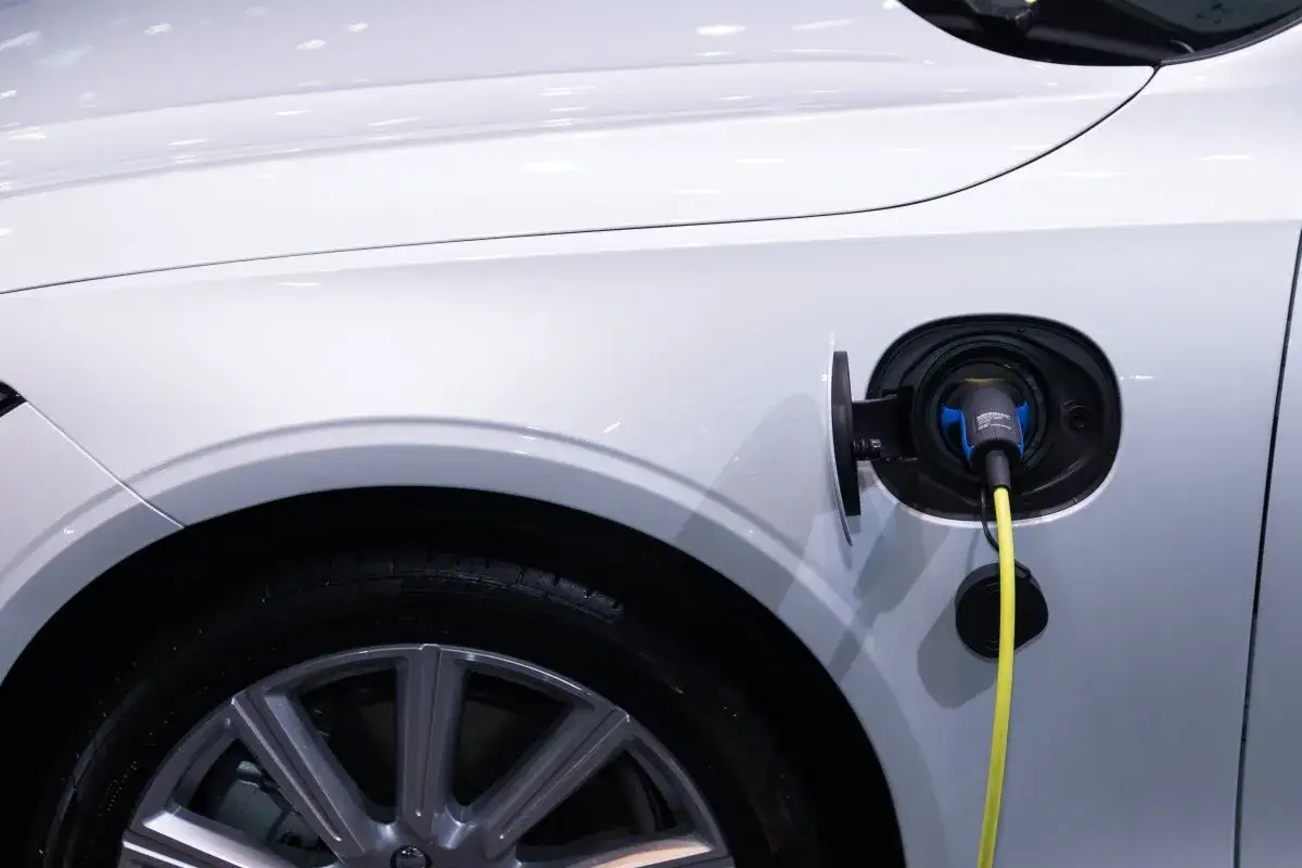 Ładowanie samochodu elektrycznego - Ile trwa i jak je przyspieszyć?