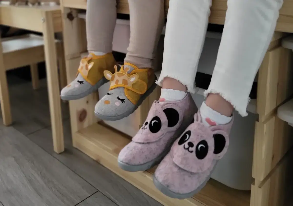 Urocze, przewiewne kapcie do przedszkola dla maluchów: żyrafki i pandy. Idealne na ciepłe dni.