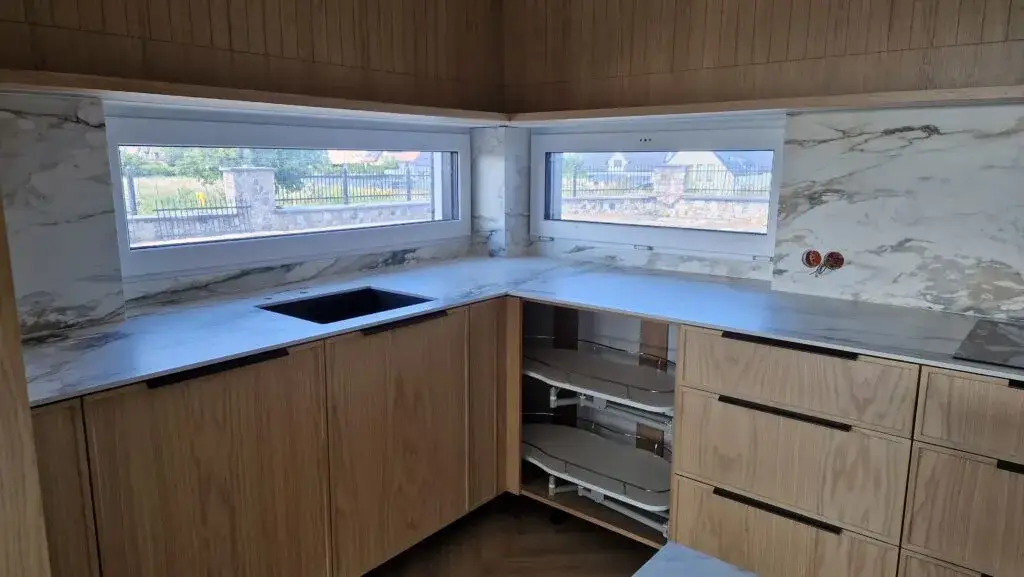 Blat kuchenny z parapetem: Jak połączyć idealnie? Poradnik