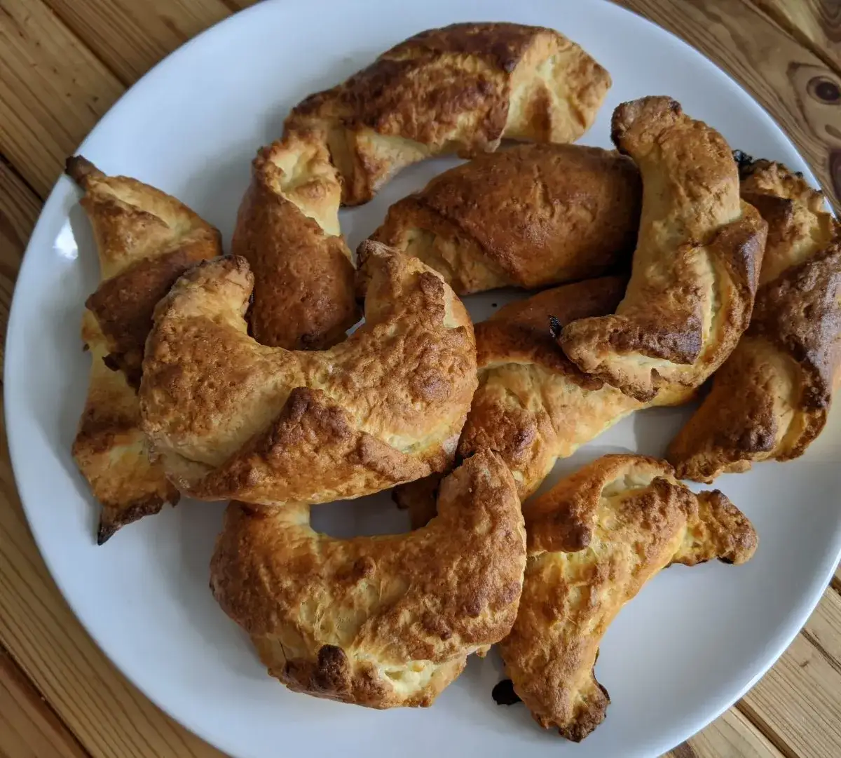 Croissanty bezglutenowe: przepis na idealne, warstwowe rogaliki