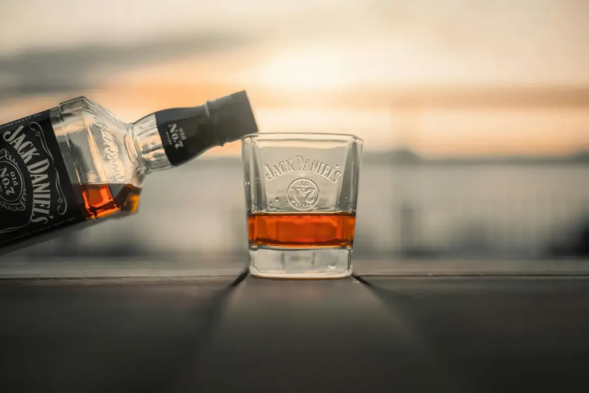 Czy Jack Daniels to whisky? Odkryj, co naprawdę oznacza ta marka
