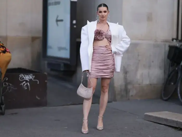 Jakie buty i torebka do pudrowej sukienki, aby wyglądać olśniewająco