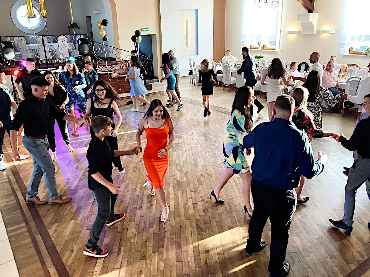 Jak napisać do DJ-a w sprawie 18, aby uniknąć nieporozumień?