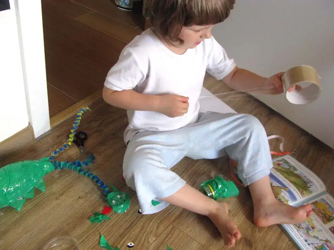 Jak zrobić smoka z butelek plastikowych – proste kroki do kreatywności