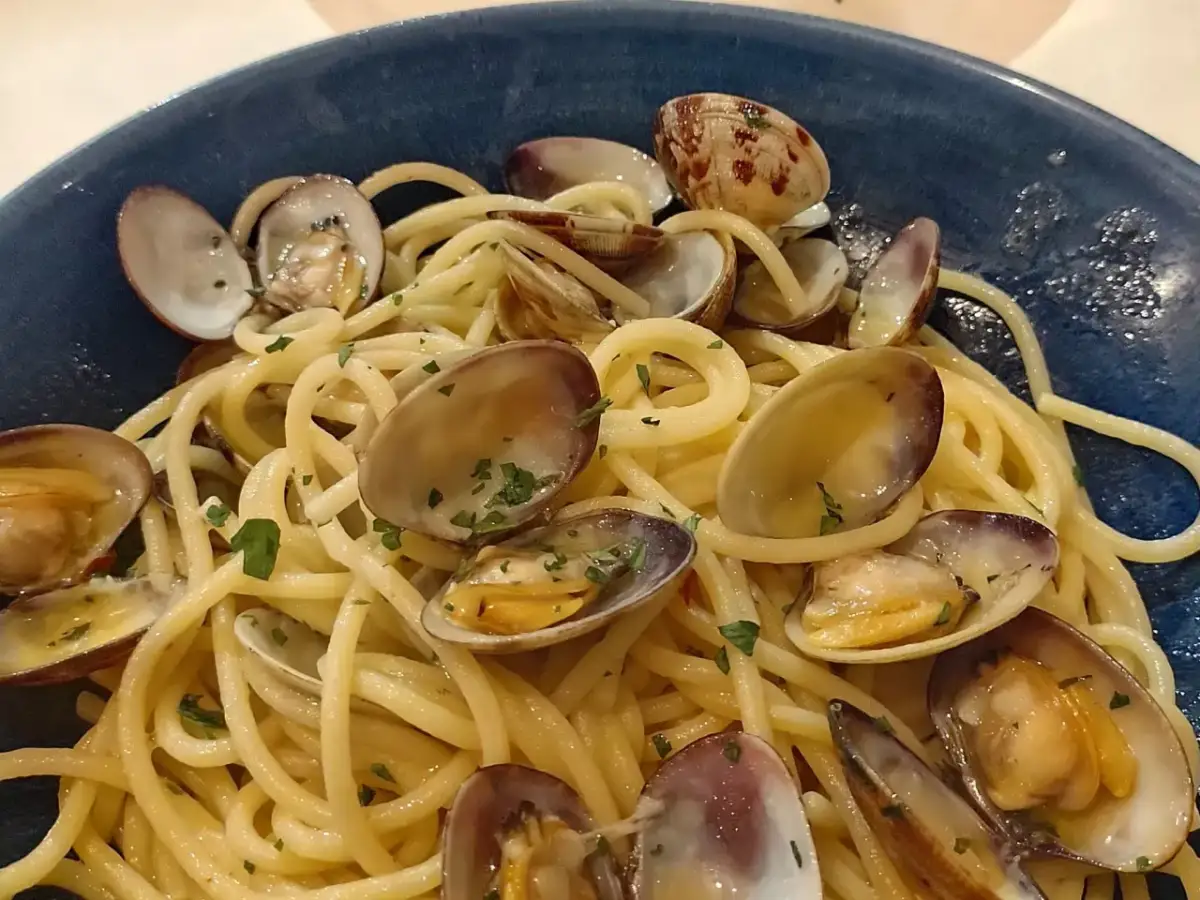 Spaghetti alle vongole, pyszne danie z owocami morza. Warto sprawdzić ceny w rzymie, by spróbować tego specjału.