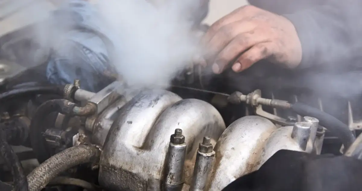 Czy można wlać wodę do chłodnicy? Poznaj ryzyko i skutki tej decyzji