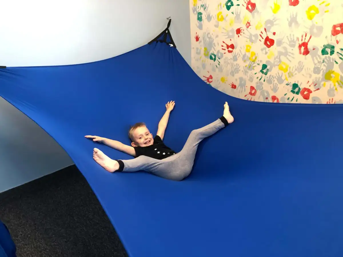 Hamak sensoryczny: Klucz do rozwoju i spokoju dziecka?