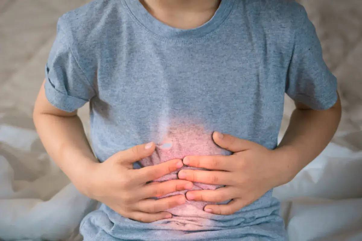 Ból brzucha: szybka ulga, domowe sposoby i czerwone flagi