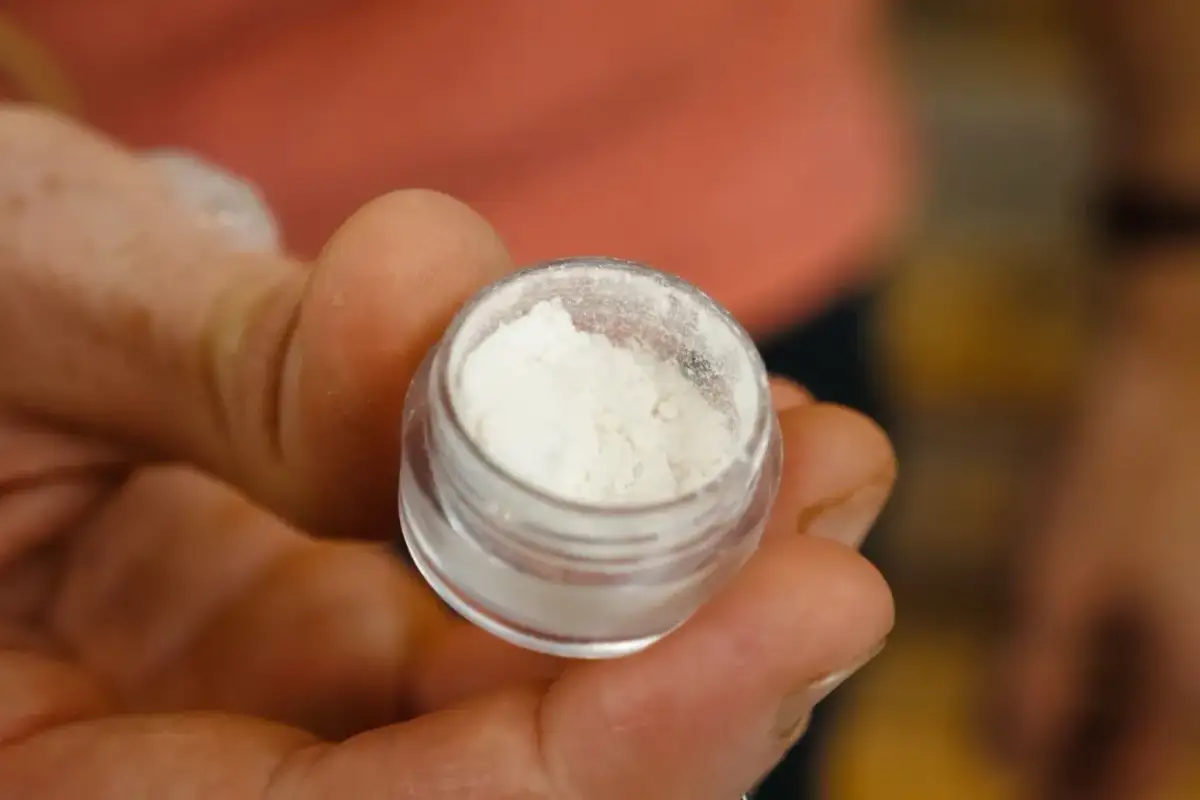 Mefedron: Jak działa, objawy, uzależnienie i gdzie szukać pomocy?