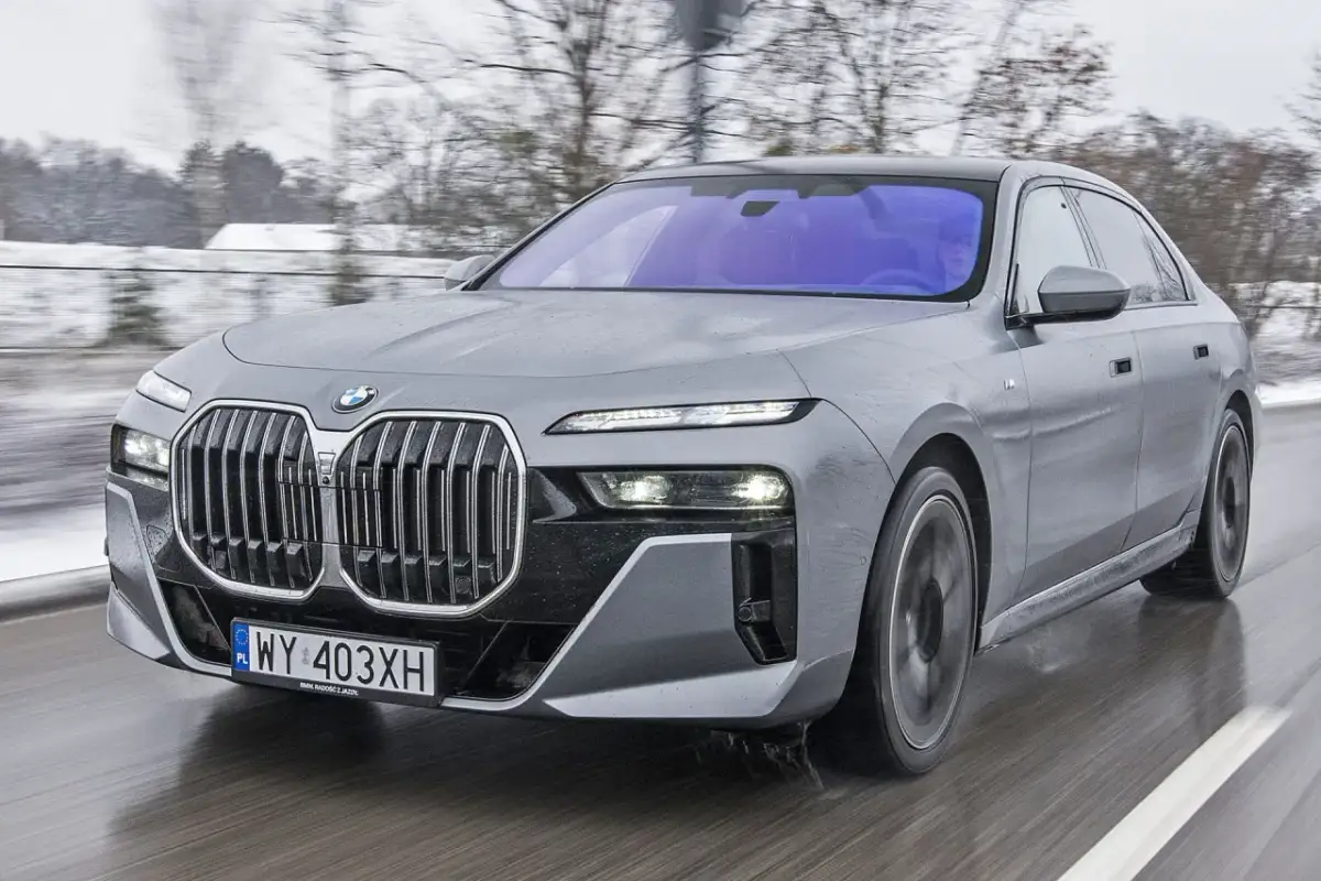 Szare BMW Serii 7 w ruchu, zimowy krajobraz. Zastanawiasz się, ile kosztuje nowe BMW 7?