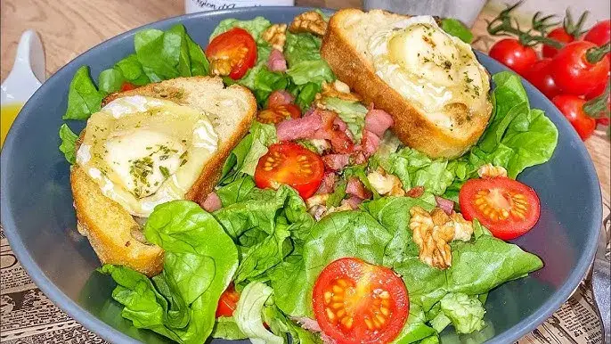 Salade de chèvre chaud originale: 3 secrets pour la réinventer