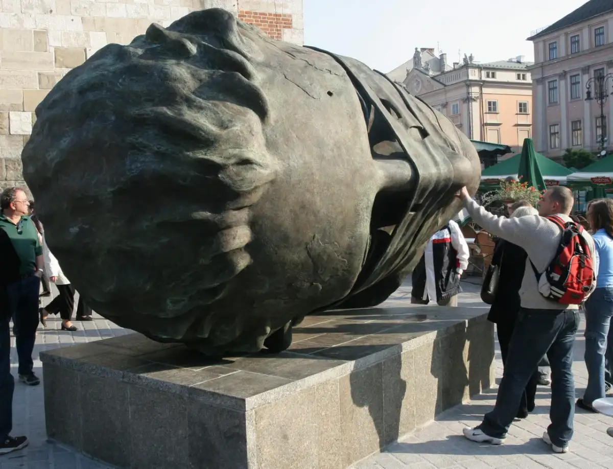 Igor Mitoraj Ikar - emocje i znaczenie w rzeźbach artysty