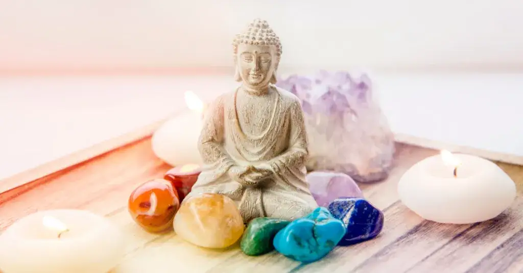 Oczyszczanie aury i czakr: skuteczne techniki na lepsze samopoczucie