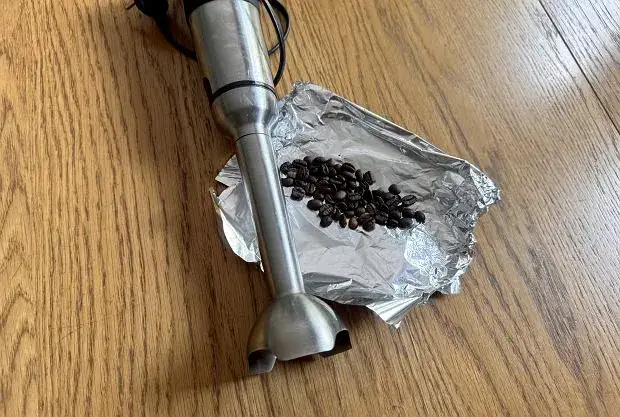 Zmiel kawę bez młynka: Uratuj poranek! Proste domowe triki