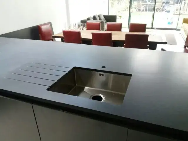 Blat granitowy: ile kosztuje? Poznaj wszystkie składowe ceny