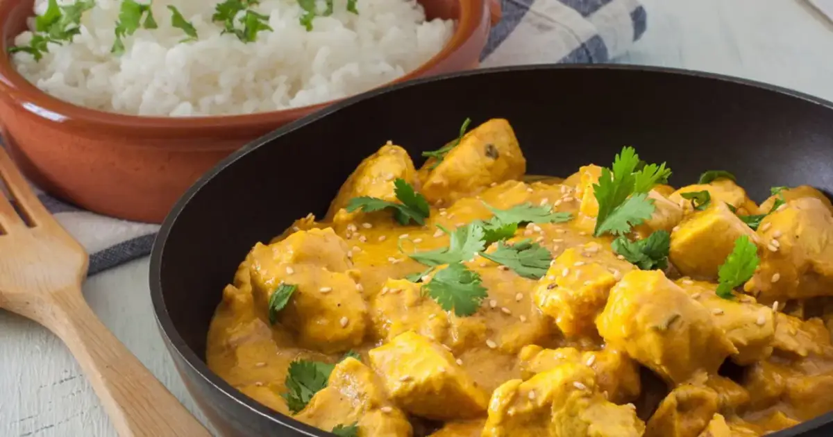 Pyszny kurczak w kremowym sosie curry, posypany sezamem i kolendrą, idealny do ryżu. Jaki sos do piersi z kurczaka? Ten wygląda obłędnie!