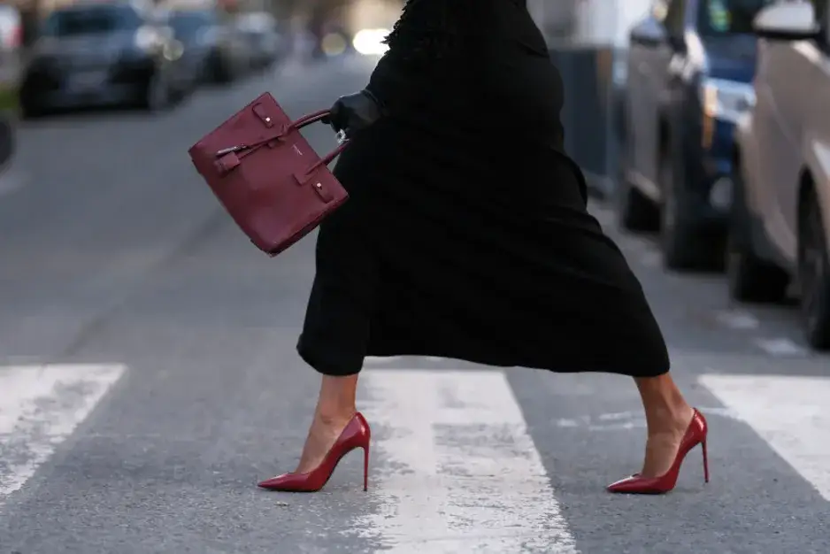 Czerwone szpilki stylizacje na wesele – elegancja i odwaga w jednym zestawieniu