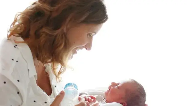 Powrót miesiączki po porodzie: Fakty, mity i sygnały alarmowe.