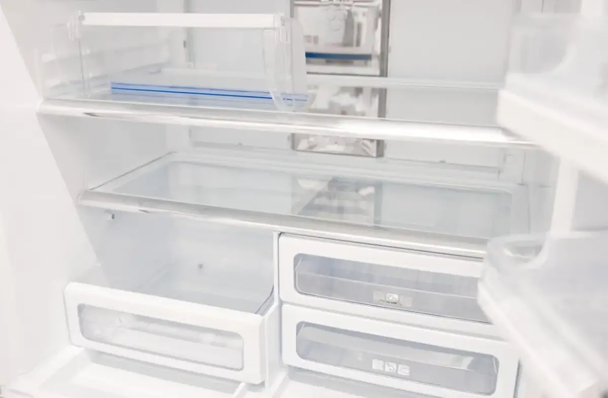 Rozmrażanie lodówki krok po kroku: uniknij błędów i oszczędź prąd.