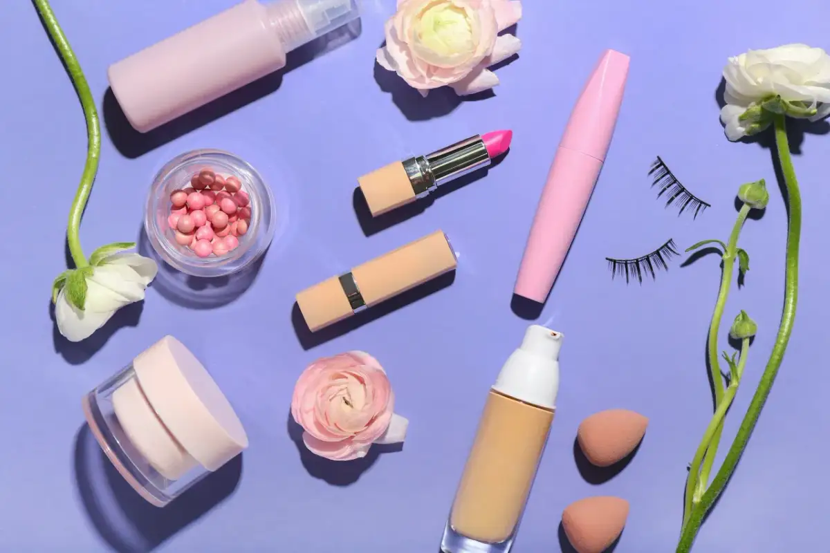 Czy można używać kosmetyki po terminie ważności? Ryzyko i skutki