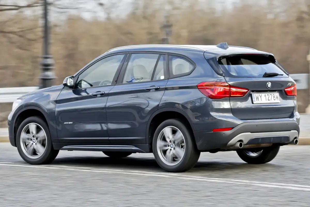 BMW X1 opinie: U11 vs F48, silniki, usterki, koszty. Czy warto?