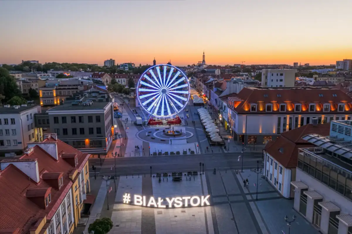 Podświetlany napis #BIAŁYSTOK i diabelski młyn na placu to świetne atrakcje dla dzieci Białystok.