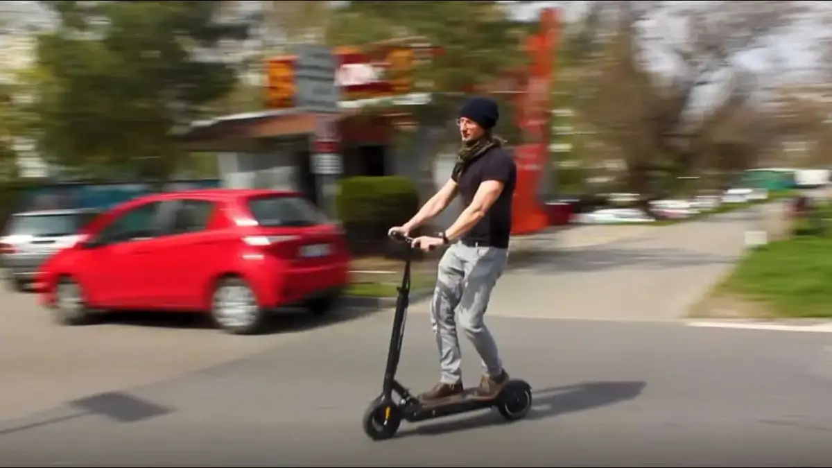 Czy hulajnoga elektryczna można jeździć po chodniku? Sprawdź przepisy!