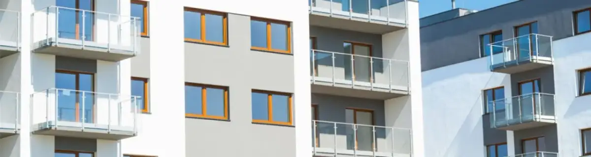 Ubezpieczenie mieszkania w bloku: czy polisa wspólnoty wystarczy?