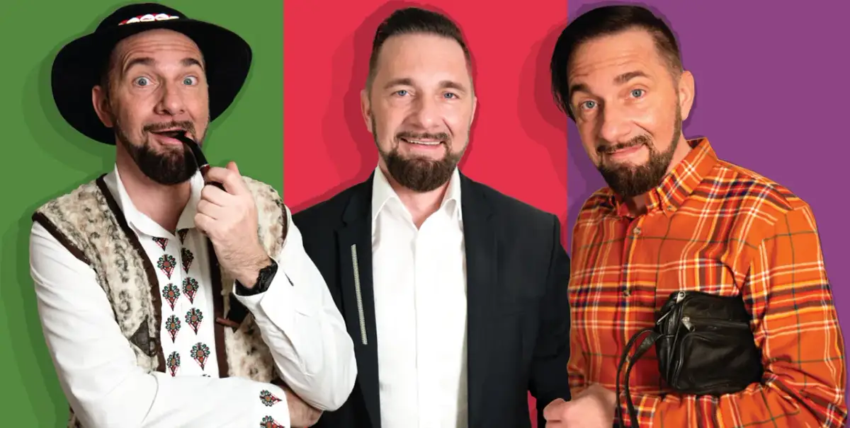 Trzech mężczyzn, w tym Robert Korólczyk w stroju ludowym z fajką, w garniturze i w kratę, gotowi na stand-up.