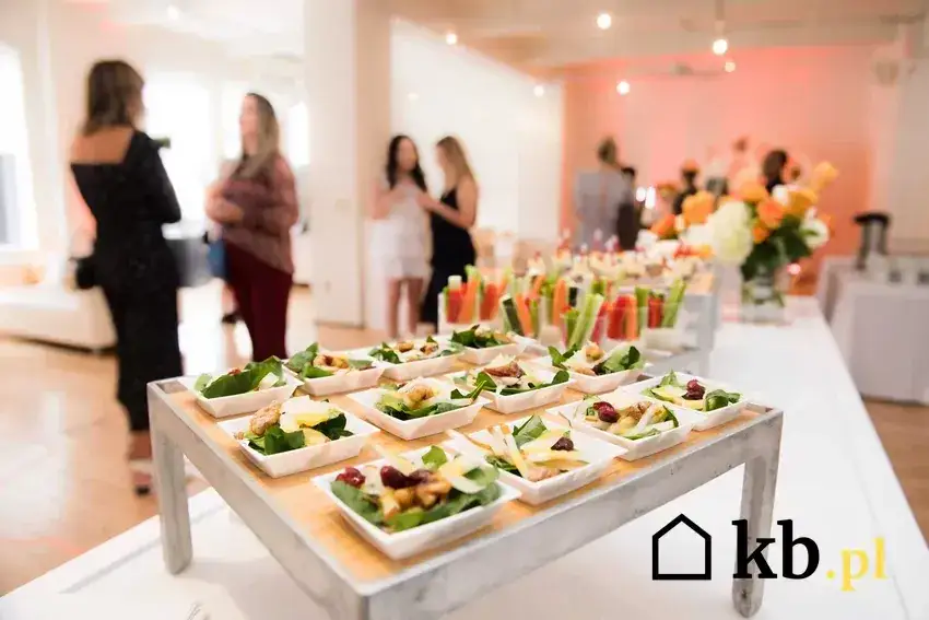 Catering: Ile za osobę? Ceny, co wliczone i jak oszczędzać?