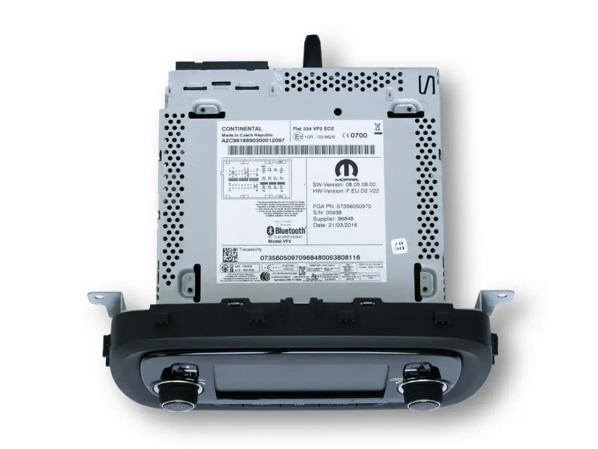 Tył samochodowego radia Continental. Etykieta zawiera informacje o modelu, numer seryjny i datę produkcji. Może to pomóc zrozumieć, dlaczego radio nie odbiera stacji.