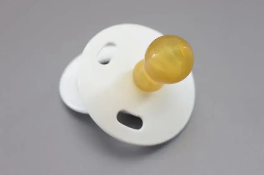 Najlepszy smoczek dla niemowlaka karmionego piersią - uniknij problemów